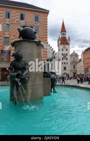 München, Deutschland - 04.07.2022: fischbrunnen auf dem Marienplatz München mit Menschen und dem alten Rathaus Stockfoto