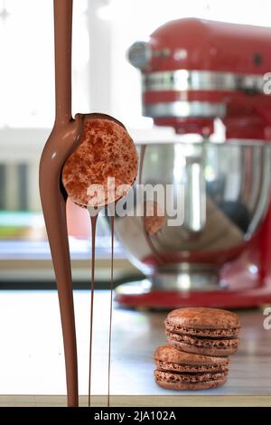 Schokoladenmakronen in einer Küche mit fließender Schokoladensauce Stockfoto