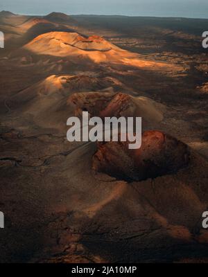 Vulkanlandschaft von Timanfaya mit der Drohne Stockfoto