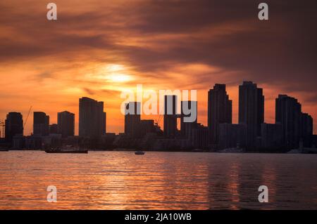 Blick auf den Sonnenuntergang im Sommer von den Toronto Islands über den Binnenhafen des Lake Ontario auf die Skyline von Downtown Toronto mit Wolkenkratzern unter einem herrlichen Stockfoto