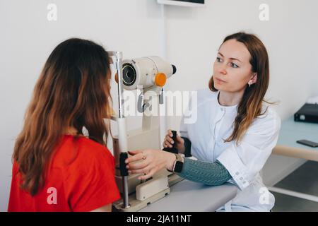 Augentest auf Sehschärfe. Der Patient erhält eine Augenbefragung. Stockfoto