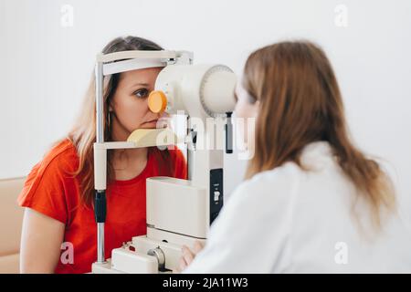 Augentest auf Sehschärfe. Der Patient erhält eine Augenbefragung. Stockfoto