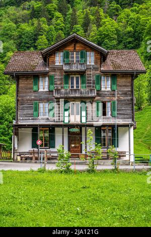 Typisches Schweizer Berghaus aus Holz, Lauterbrunnen, Kanton Bern, Schweiz Stockfoto