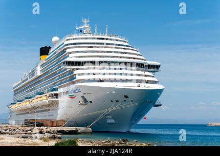 Das Costa-Venezia-Schiff wurde während eines Besuchs in Rhodos-Stadt, Rhodos, Griechenland, in der Mandraki-Marina festgemacht Stockfoto