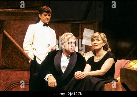 l-r: Martin Shaw (Bernie Dodd), John Stride (Frank Elgin), Hannah Gordon (Georgie Elgin) in THE COUNTRY GIRL von Clifford Odets im Apollo Theatre, London W1 20/09/1983 Design: John Byrne Beleuchtung: Dave Horn Regie: Robin Lefevre Stockfoto