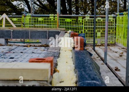 Hohlwand mit Mineralwolle auf neuem Wohnhaus im Bau isoliert Stockfoto