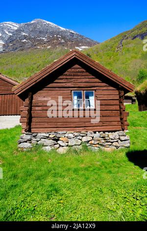 Traditionelle, grasüberdachte Holzhütten am Ufer des Lovatnet-Sees, Breng Seter. Norwegen Stockfoto