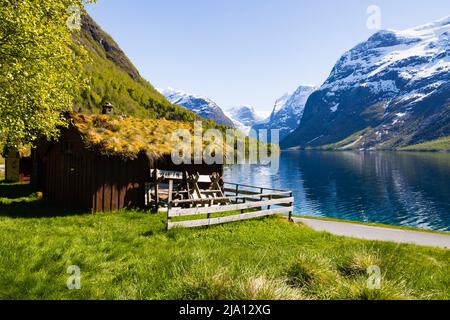 Traditionelle, grasüberdachte Holzhütten am Ufer des Lovatnet-Sees, Breng Seter. Norwegen Stockfoto