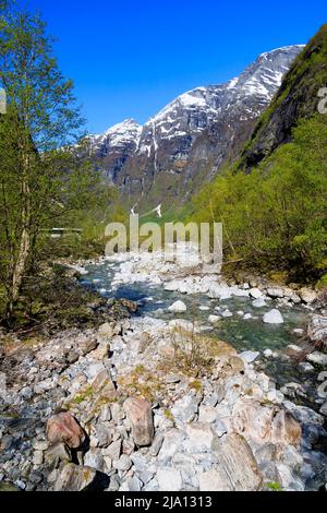 Kristallklares glaziales Schmelzwasser fließt in Richtung Lake Lovatnet, Norwegen Stockfoto