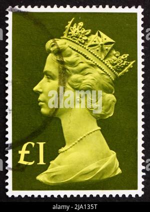 GROSSBRITANNIEN - UM 1977: Eine in Großbritannien gedruckte Briefmarke zeigt Ihre Majestät Königin Elizabeth II., Portrait, um 1977 Stockfoto