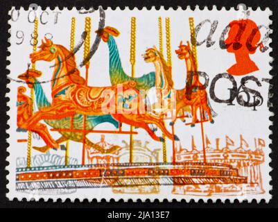 GROSSBRITANNIEN – UM 1983: Eine in Großbritannien gedruckte Briefmarke zeigt Merry-go-round, British Fairs, um 1983 Stockfoto