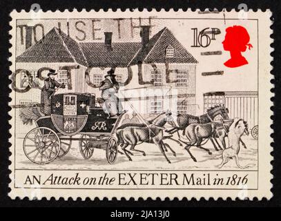 GROSSBRITANNIEN - UM 1984: Eine in Großbritannien gedruckte Briefmarke zeigt einen Angriff auf die Exeter Mail im Jahr 1816, Zeichnung von James Pollard, um 1984 Stockfoto