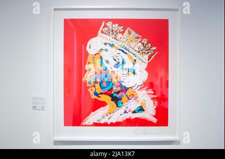 VEREINIGTES KÖNIGREICH. 26.. Mai 2022. Exklusive Werke zum Platin-Jubiläum der Königin, darunter Werke von Bradley Theodore, „Eternal Queen“ in Cardinal Red, Radierungen mit Reliefdruck im Somerset House in London, Großbritannien, am 26. Mai 2022. Die London Original Print Fair 37. wird bis zum 29.. Mai 2022 im Somerset House eröffnet. (Foto: Claire Doherty/Sipa USA) Quelle: SIPA USA/Alamy Live News Stockfoto