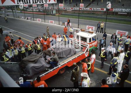 Der abgestürzte Ferrari F1 kehrte beim Training des Grand Prix von Belgien 1982 in die Garage zurück Stockfoto