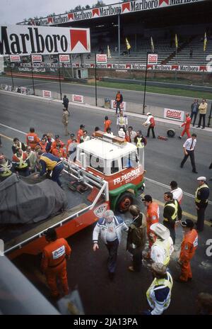 Der abgestürzte Ferrari F1 kehrte beim Training des Grand Prix von Belgien 1982 in die Garage zurück Stockfoto