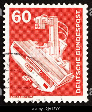 DEUTSCHLAND - UM 1978: Eine in Deutschland gedruckte Marke zeigt Röntgenmaschine, um 1978 Stockfoto