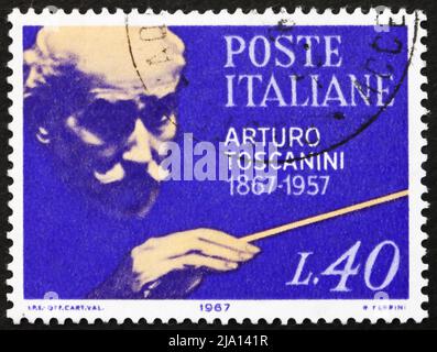 ITALIEN - UM 1967: Eine in Italien gedruckte Briefmarke zeigt Arturo Toscanini, Dirigent, um 1967 Stockfoto