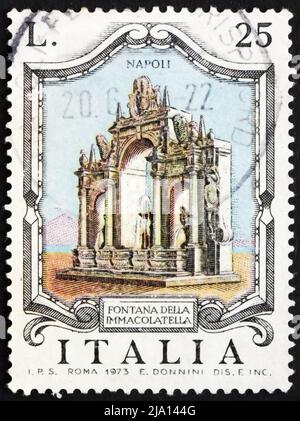 ITALIEN - UM 1973: Eine in Italien gedruckte Briefmarke zeigt den Immacolatella-Brunnen, Neapel, Italien, um 1973 Stockfoto