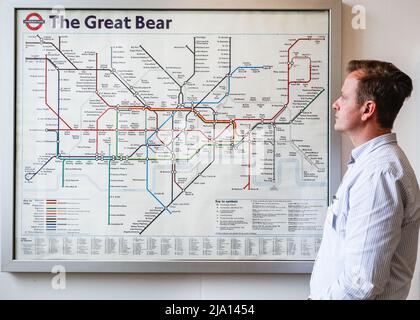 London, Großbritannien. 26.. Mai 2022. Ein Mitarbeiter der Shapero Gallery posiert mit Simon Pattersons 'The Great Bear' (1992), basierend auf der Londoner U-Bahn-Karte. Die London Original Print Fair 37. wird bis zum 29.. Mai 2022 im Somerset House eröffnet. Sie ist die am längsten laufende Druckmesse der Welt und wurde 1985 an der Royal Academy of Arts gegründet. Quelle: Imageplotter/Alamy Live News Stockfoto