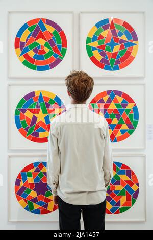London, Großbritannien. 26.. Mai 2022. Ein Mitarbeiter der Bernard Jacobson Gallery posiert mit 6 Werken von Sol LeWitt mit dem Titel „Tondo“ (1-6), 2002. Die London Original Print Fair 37. wird bis zum 29.. Mai 2022 im Somerset House eröffnet. Sie ist die am längsten laufende Druckmesse der Welt und wurde 1985 an der Royal Academy of Arts gegründet. Quelle: Imageplotter/Alamy Live News Stockfoto