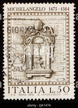 ITALIEN - UM 1975: Eine in Italien gedruckte Briefmarke zeigt eine Nische im Vatikanischen Palast, Werke von Michelangelo Buonarotti, um 1975 Stockfoto