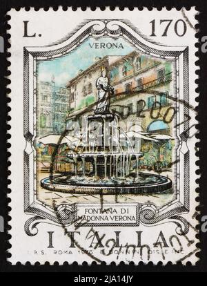 ITALIEN - UM 1976: Eine in Italien gedruckte Briefmarke zeigt Madonna Fountain, Verona, Italien, um 1976 Stockfoto