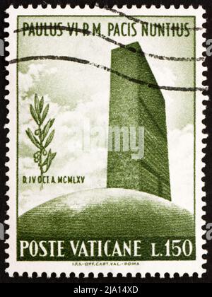 VATIKAN - UM 1965: Eine im Vatikan gedruckte Briefmarke zeigt das UN-Hauptquartier und die Olive Branch, um 1965 Stockfoto