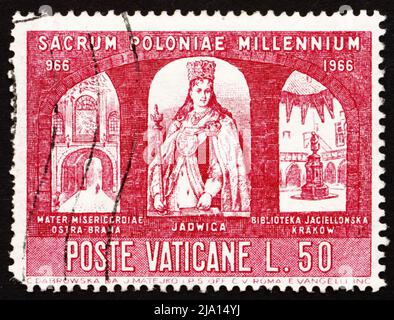 VATIKAN - UM 1966: Eine im Vatikan gedruckte Briefmarke zeigt Königin Jadwiga, das Heilige Tor mit unserer Lieben Frau der Barmherzigkeit, Vilnius und die Universitätsbibliothek Jagellon, C. Stockfoto