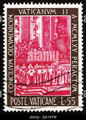 VATIKAN - UM 1966: Eine im Vatikan gedruckte Briefmarke zeigt Bischöfe, die die Messe feiern, das II. Vatikanische Konzil, um 1966 Stockfoto