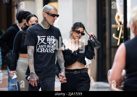 Mailand, Italien. 25. Mai 2022. Kourtney Kardashian und Travis Barker sind auf der Piazza Duomo zu sehen. Quelle: Alessandro Bremec/Alamy Live News Stockfoto