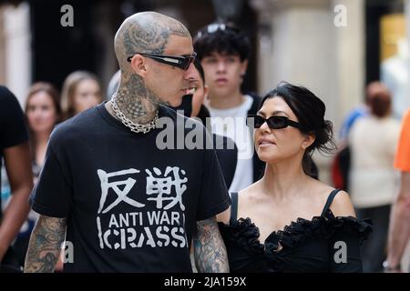 Mailand, Italien. 25. Mai 2022. Kourtney Kardashian und Travis Barker sind auf der Piazza Duomo zu sehen. Quelle: Alessandro Bremec/Alamy Live News Stockfoto