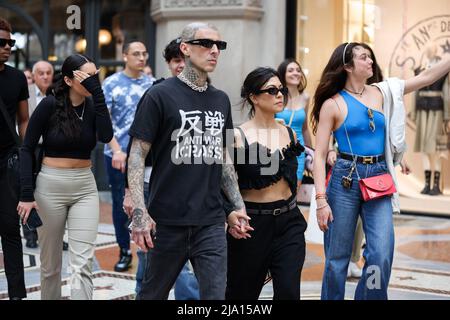 Mailand, Italien. 25. Mai 2022. Kourtney Kardashian und Travis Barker sind auf der Piazza Duomo zu sehen. Quelle: Alessandro Bremec/Alamy Live News Stockfoto