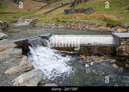 Wasserkraftanlage auf der Afon Cwm Llan neben dem Watkin-Pfad bis Snowdon im Snowdonia-Nationalpark in Nordwales. Stockfoto