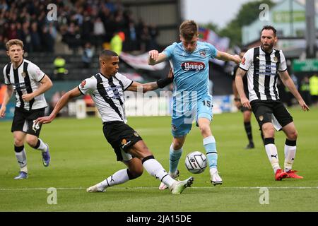 NOTTINGHAM, ENGLAND. MAI 23RD 2022. Richard Brindley von Notts County fordert Harry Clifton von Grimsby Town während des Spiels der Vanarama National League heraus Stockfoto