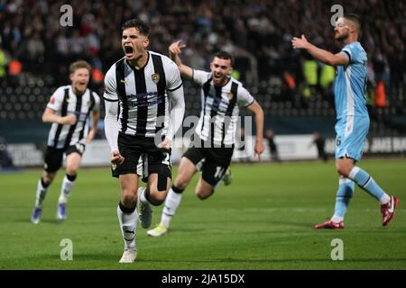 NOTTINGHAM, ENGLAND. MAI 23RD 2022. Rœben Rodrigues of Notts County feiert, nachdem ihre Teams das erste Tor aus dem Strafpunkt während des V erzielt haben Stockfoto