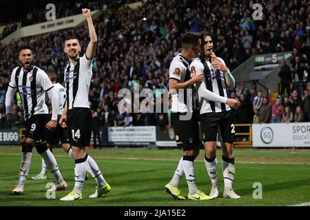 NOTTINGHAM, ENGLAND. MAI 23RD 2022. Rœben Rodrigues of Notts County (rechts) feiert mit Teamkollegen nach dem ersten Tor ihrer Teams aus der pe Stockfoto