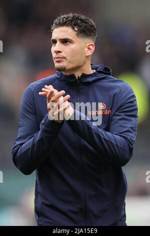 NOTTINGHAM, ENGLAND. MAI 23RD 2022. Rœben Rodrigues aus Notts County applaudiert den Fans vor dem Anpfiff während des Play-Off-spiels der Vanarama National League Stockfoto