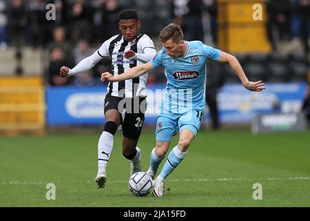 NOTTINGHAM, ENGLAND. MAI 23RD 2022. Harry Clifton aus Grimsby und Jayden Richardson aus Notts County kämpfen während der Vanarama Nati um den Besitz Stockfoto