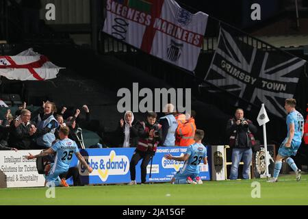 NOTTINGHAM, ENGLAND. MAI 23RD 2022. Gavan Holohan von Grimsby Town (Mitte) feiert, nachdem sie ihre Seiten Tor zum Auftakt erzielte, um zusätzliche Zeit zu zwingen Durin Stockfoto