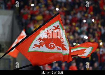 Walisische Flaggen. Die FIFA Fußball-Weltmeisterschaft 2022 spielt am Donnerstag, den 24.. März 2022, im Cardiff City Stadium in Cardiff, South Wales, gegen Österreich. Stockfoto