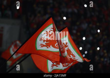 Walisische Flaggen. Die FIFA Fußball-Weltmeisterschaft 2022 spielt am Donnerstag, den 24.. März 2022, im Cardiff City Stadium in Cardiff, South Wales, gegen Österreich. Stockfoto