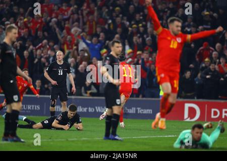 Gareth Bale aus Wales (11) feiert, nachdem er seinem Team 2. Tore schießt. Die FIFA Fußball-Weltmeisterschaft 2022 spielt in Cardiff gegen Wales und Österreich Stockfoto