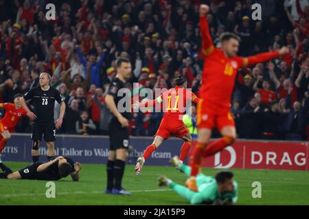 Gareth Bale aus Wales (11) feiert, nachdem er seinem Team 2. Tore schießt. Die FIFA Fußball-Weltmeisterschaft 2022 spielt in Cardiff gegen Wales und Österreich Stockfoto