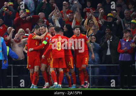 Gareth Bale aus Wales (11) feiert mit seinen Teamkollegen, nachdem er seinen Teams 2. Tor erzielt hat.FIFA World Cup 2022 spielt im Halbfinale, Wales gegen Österreich Stockfoto