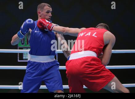 Jerewan, Armenien, am 26. 2022. Mai, Alban Baqiri (Blau) aus Albanien im Kampf gegen Croft Garan (Rot) aus Wales, Light Middleweight (67-71kg), Runde 16, EUBC Elite European Men’s Boxing Championships 2022, Hrach Khachatryan/ Alamy Live News Stockfoto