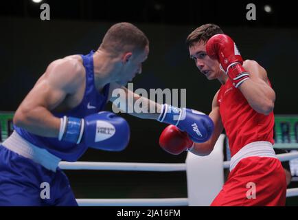 Jerewan, Armenien, am 26. 2022. Mai, Alban Baqiri (Blau) aus Albanien im Kampf gegen Croft Garan (Rot) aus Wales, Light Middleweight (67-71kg), Runde 16, EUBC Elite European Men’s Boxing Championships 2022, Hrach Khachatryan/ Alamy Live News Stockfoto