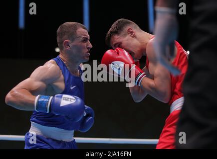 Jerewan, Armenien, am 26. 2022. Mai, Alban Baqiri (Blau) aus Albanien im Kampf gegen Croft Garan (Rot) aus Wales, Light Middleweight (67-71kg), Runde 16, EUBC Elite European Men’s Boxing Championships 2022, Hrach Khachatryan/ Alamy Live News Stockfoto