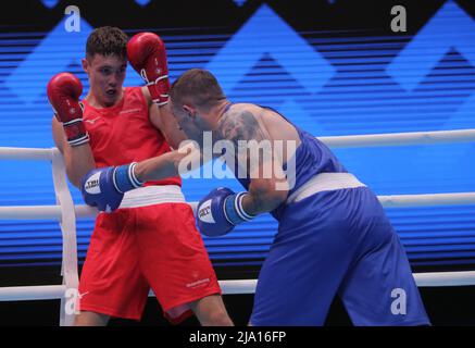 Jerewan, Armenien, am 26. 2022. Mai, Alban Baqiri (Blau) aus Albanien im Kampf gegen Croft Garan (Rot) aus Wales, Light Middleweight (67-71kg), Runde 16, EUBC Elite European Men’s Boxing Championships 2022, Hrach Khachatryan/ Alamy Live News Stockfoto