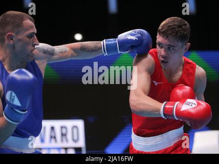 Jerewan, Armenien, am 26. 2022. Mai, Alban Baqiri (Blau) aus Albanien im Kampf gegen Croft Garan (Rot) aus Wales, Light Middleweight (67-71kg), Runde 16, EUBC Elite European Men’s Boxing Championships 2022, Hrach Khachatryan/ Alamy Live News Stockfoto