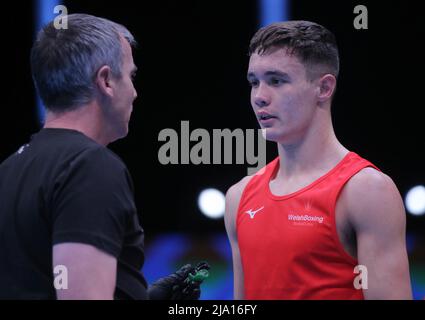 Jerewan, Armenien, am 26. 2022. Mai, Alban Baqiri (Blau) aus Albanien im Kampf gegen Croft Garan (Rot) aus Wales, Light Middleweight (67-71kg), Runde 16, EUBC Elite European Men’s Boxing Championships 2022, Hrach Khachatryan/ Alamy Live News Stockfoto